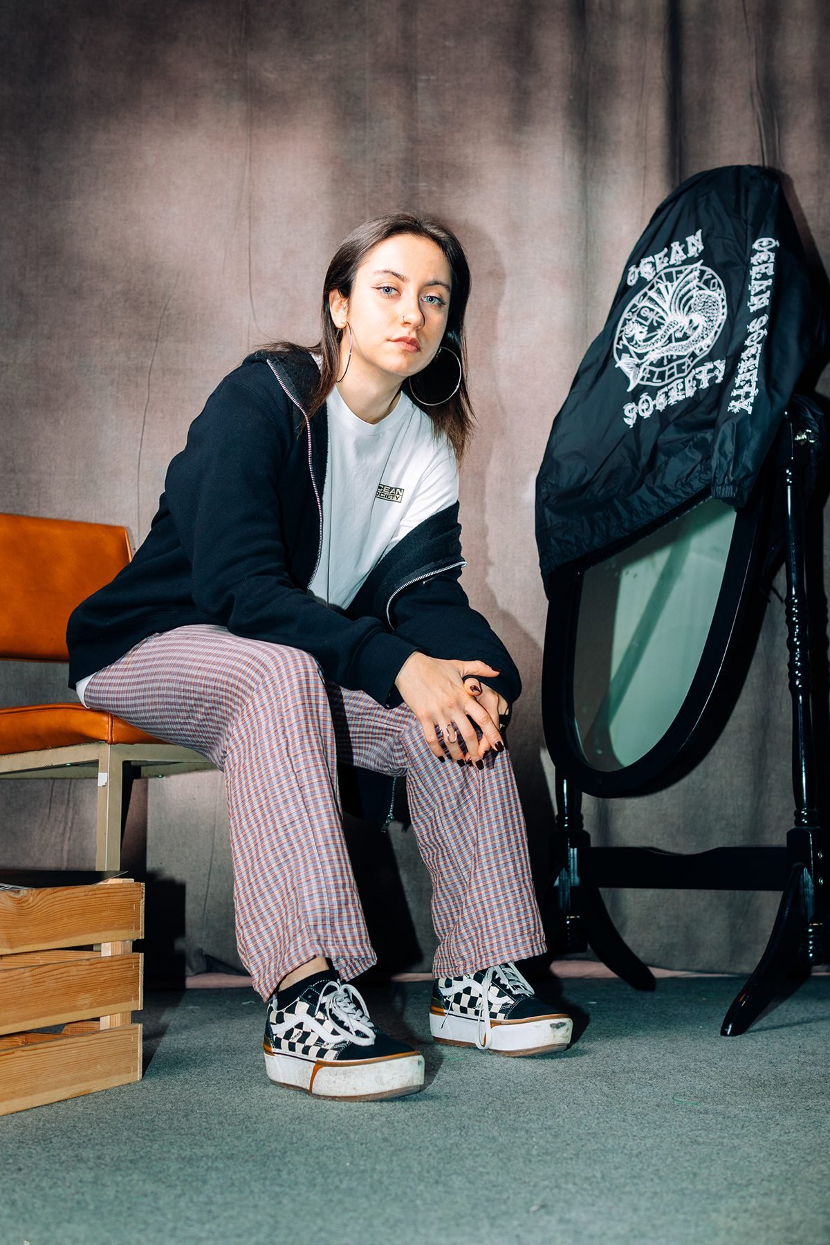 Ocean Society: modelo sentada junto a un espejo con una chaqueta de la marca colgada