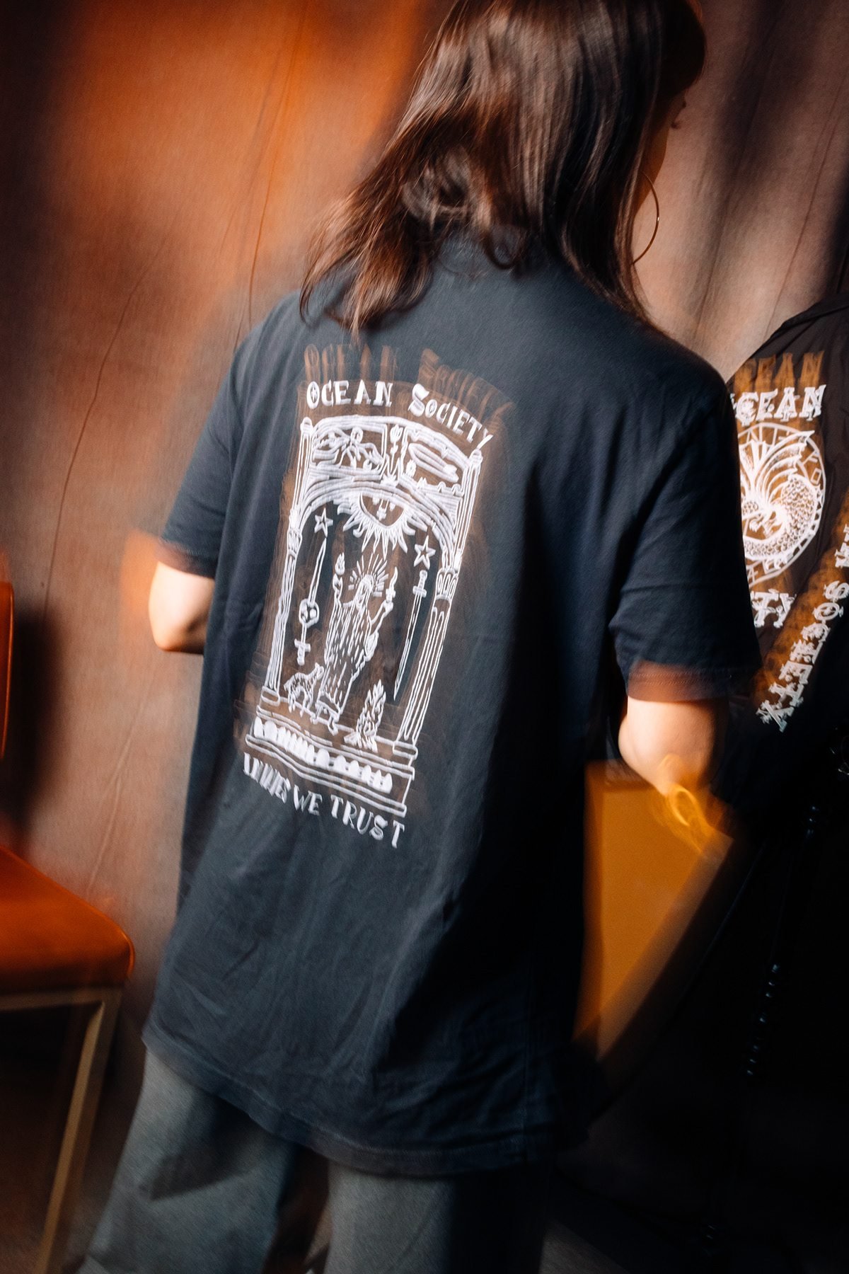 Ocean Society: espalda de camiseta negra estampada, con efecto de movimiento