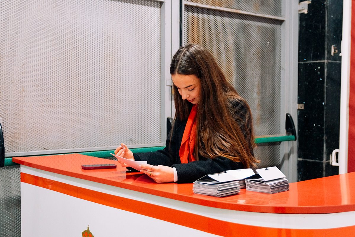 Riba Spaces: mujer en un mostrador de recepción con tarjetas