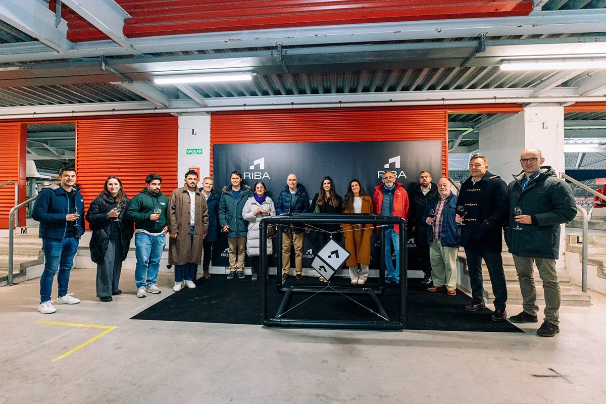 Riba Spaces: grupo de personas posando junto a una portería en el interior del estadio