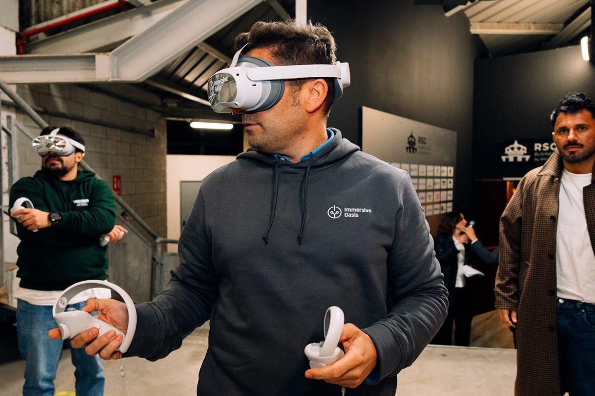 Riba Spaces: hombre probando unas gafas de realidad virtual