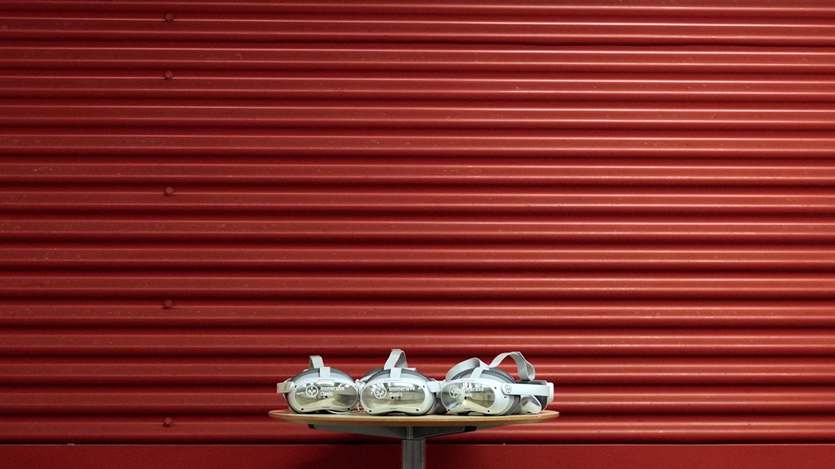 Riba Spaces: bandeja con dulces envueltos en papel plateado ante una pared de chapa roja