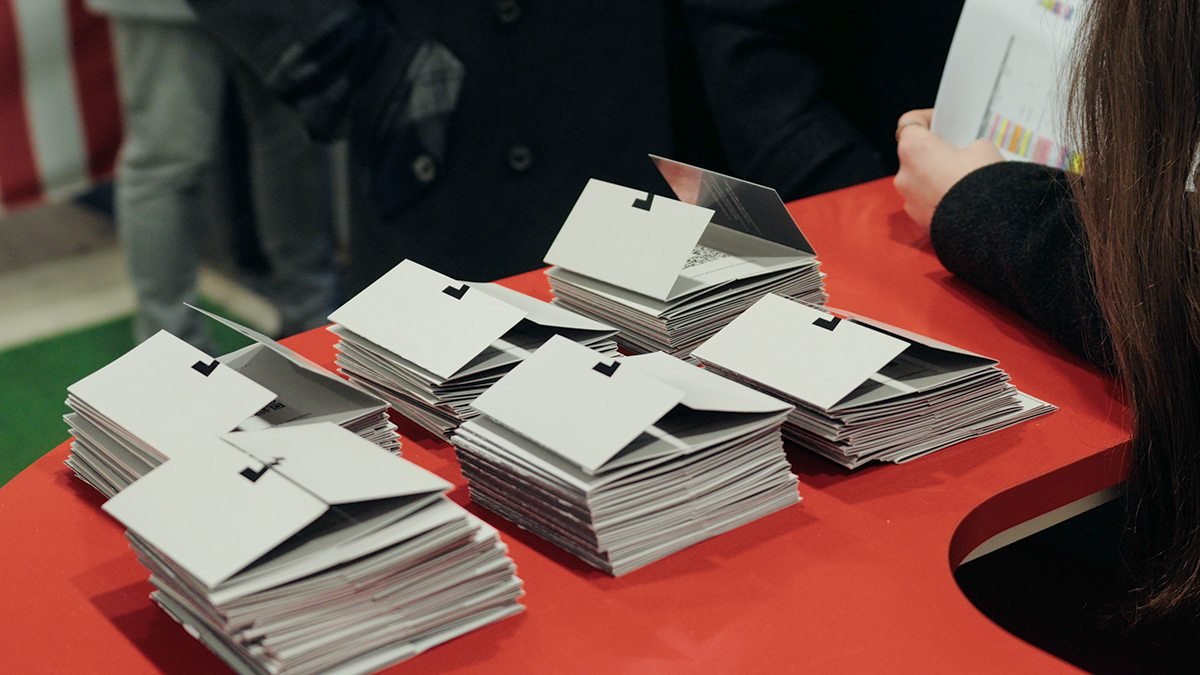 Riba Spaces: tarjetas apiladas sobre una mesa roja