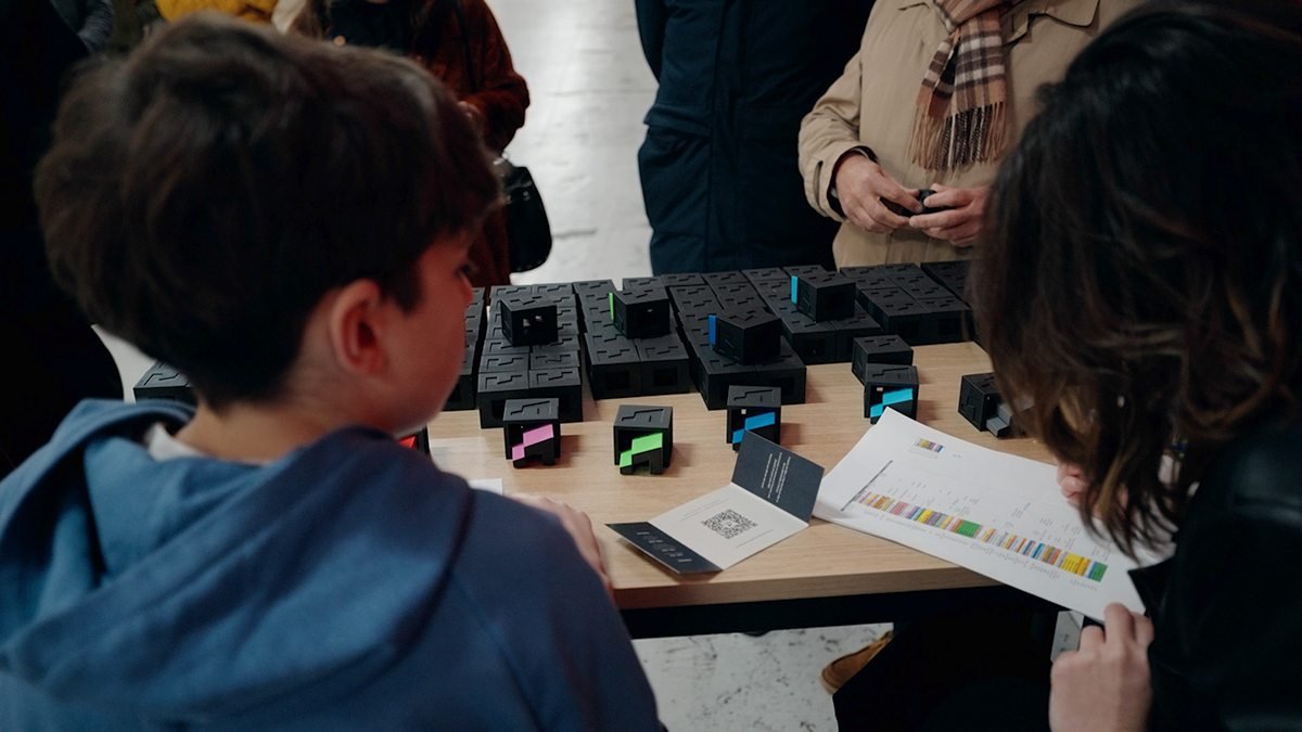 Riba Spaces: niño frente a una mesa con dispositivos y papeles