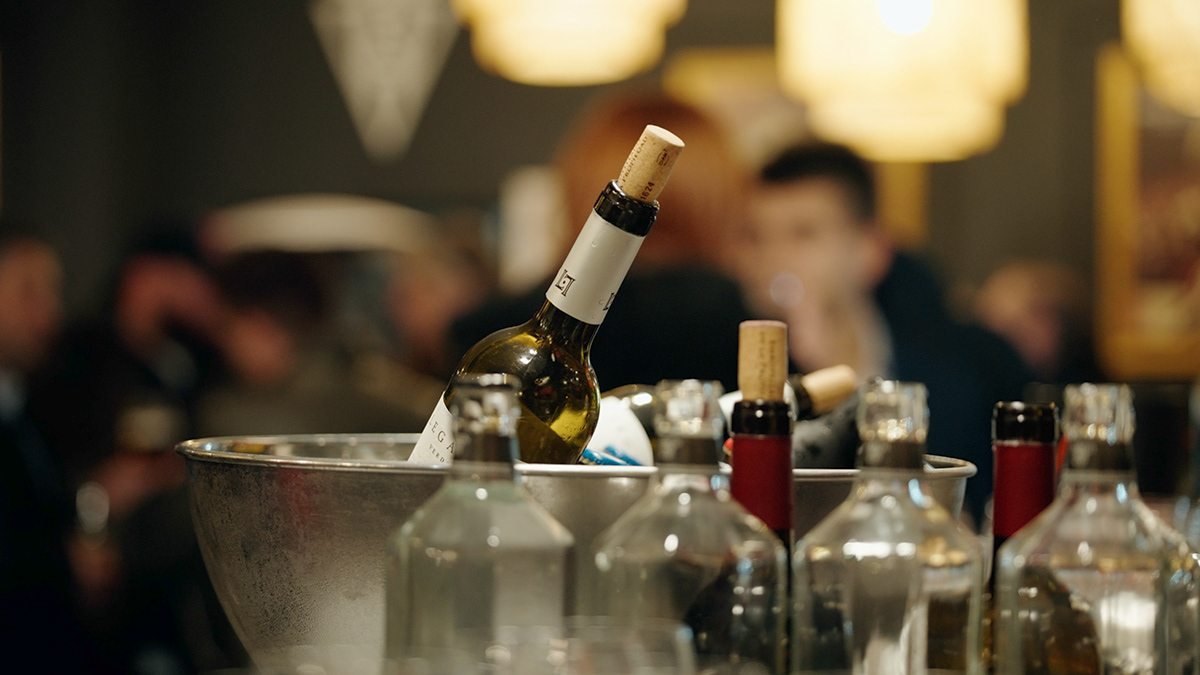 Riba Spaces: cubitera con botellas de vino y de agua durante el evento