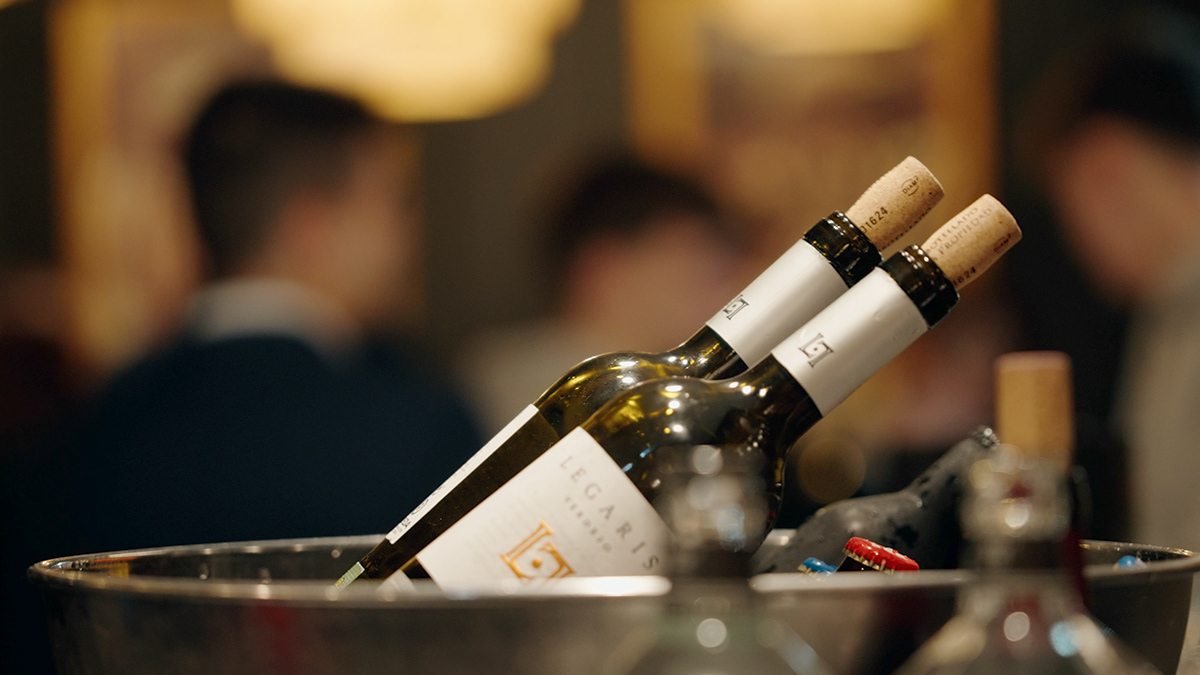 Riba Spaces: botellas de vino blanco en una cubitera