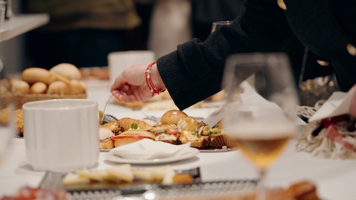 Riba Spaces: mesa de catering con canapés y una copa
