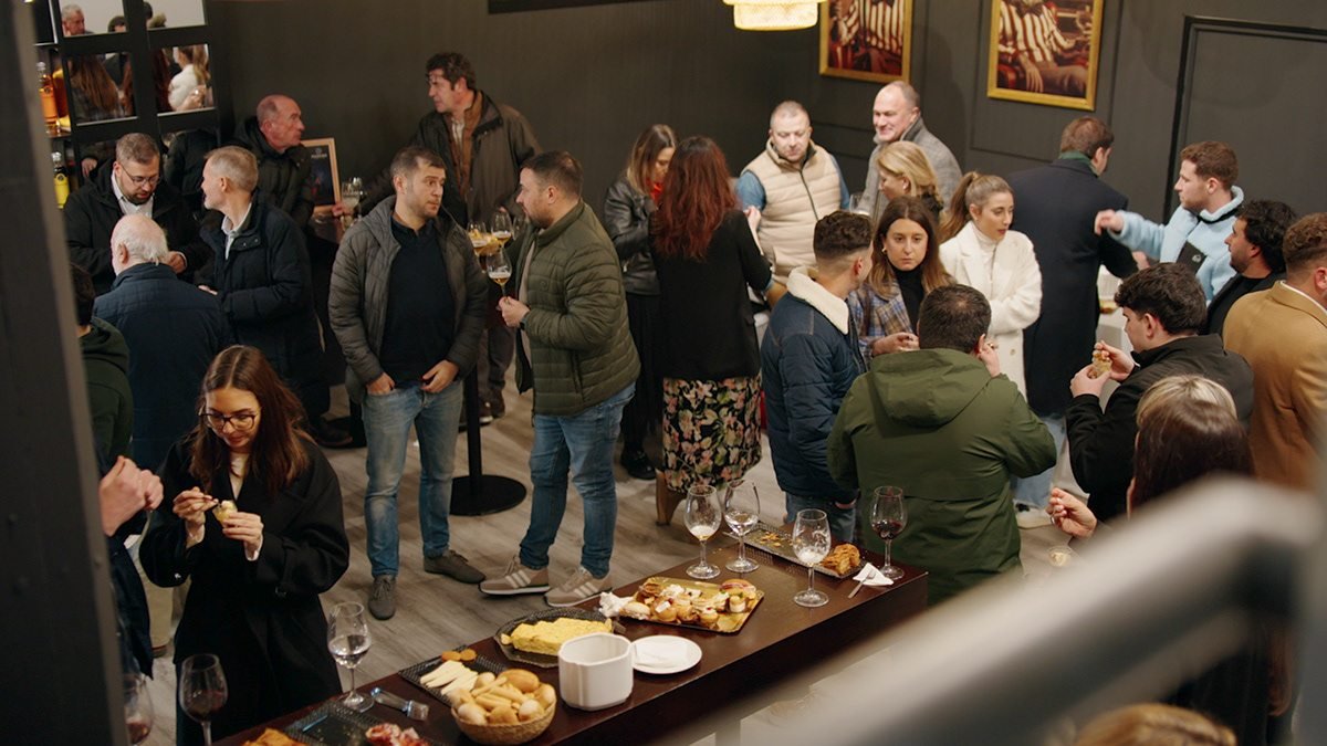 Riba Spaces: invitados alrededor de una mesa de catering, vistos desde arriba