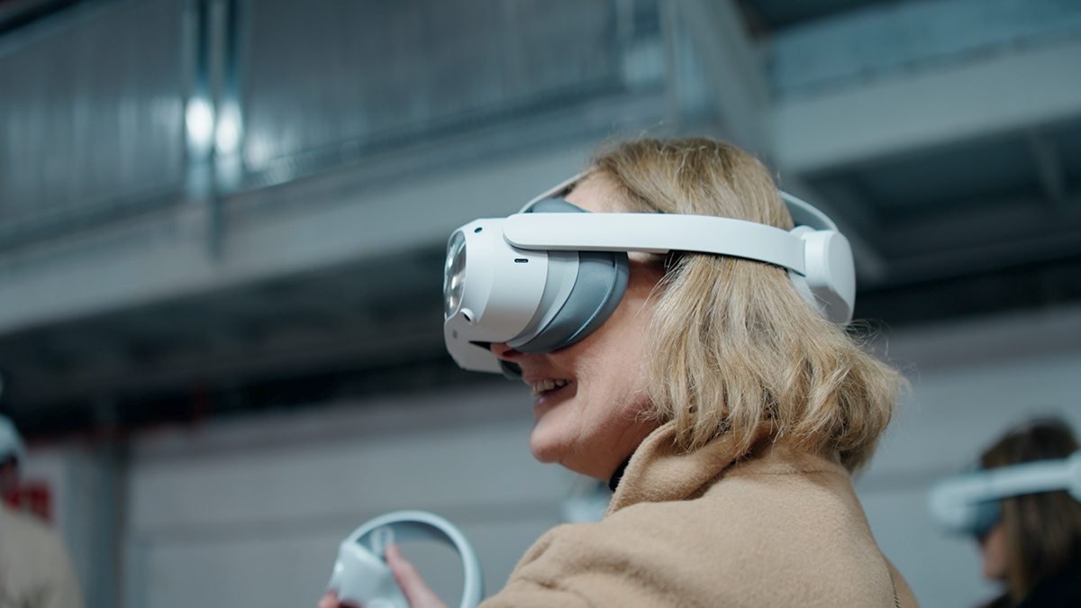 Riba Spaces: mujer con gafas y mandos de realidad virtual
