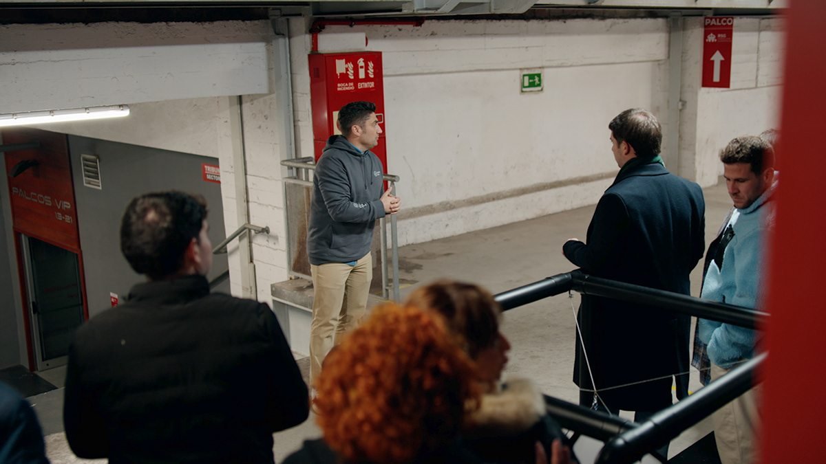 Riba Spaces: personas recorriendo un pasillo interior del estadio
