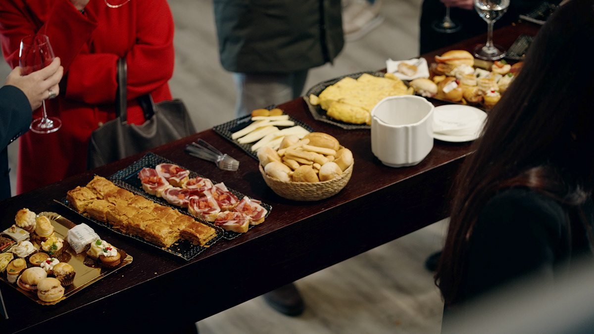 Riba Spaces: mesa con bandejas de canapés y embutidos