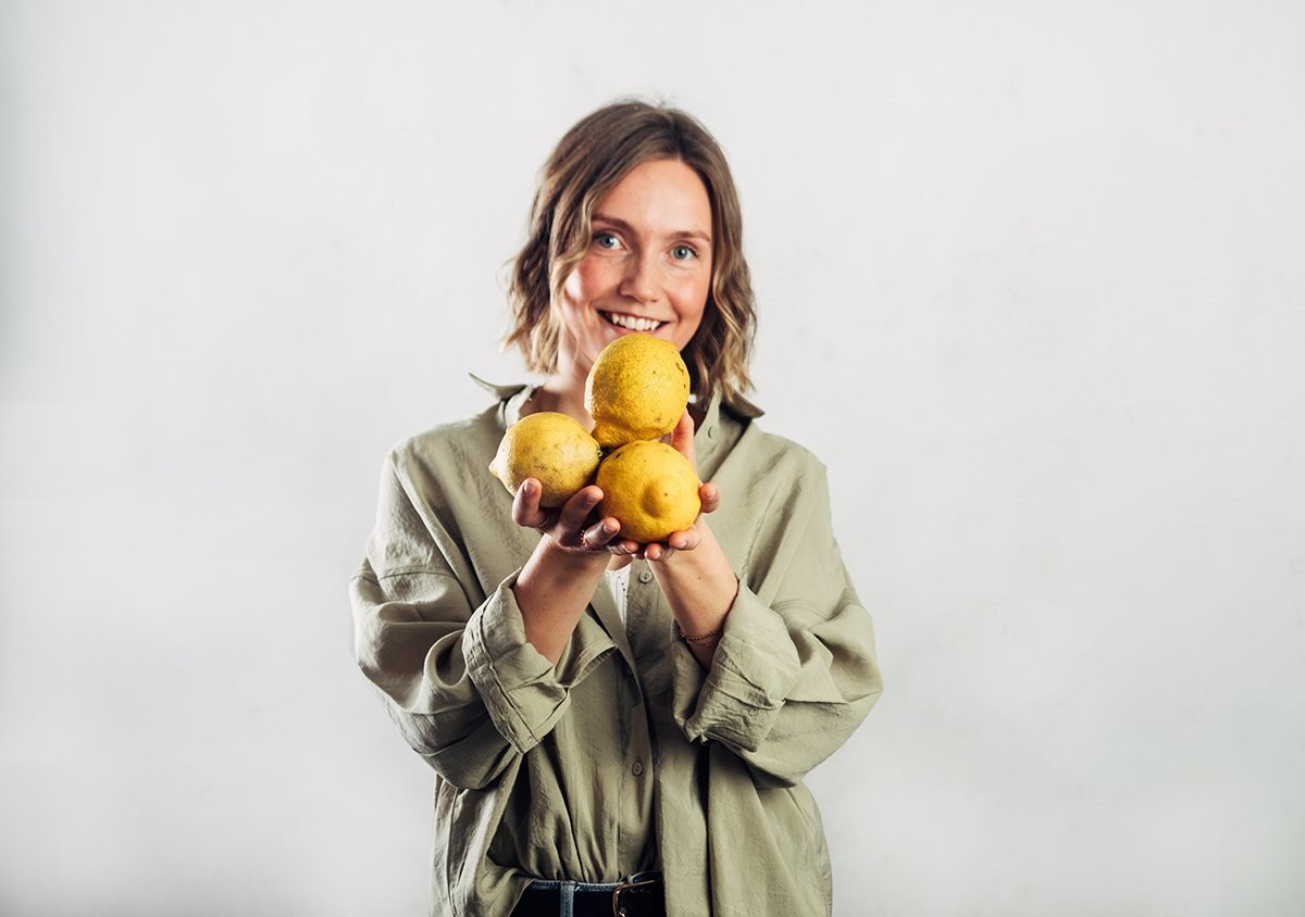 Vilma: mujer sonriente sosteniendo limones