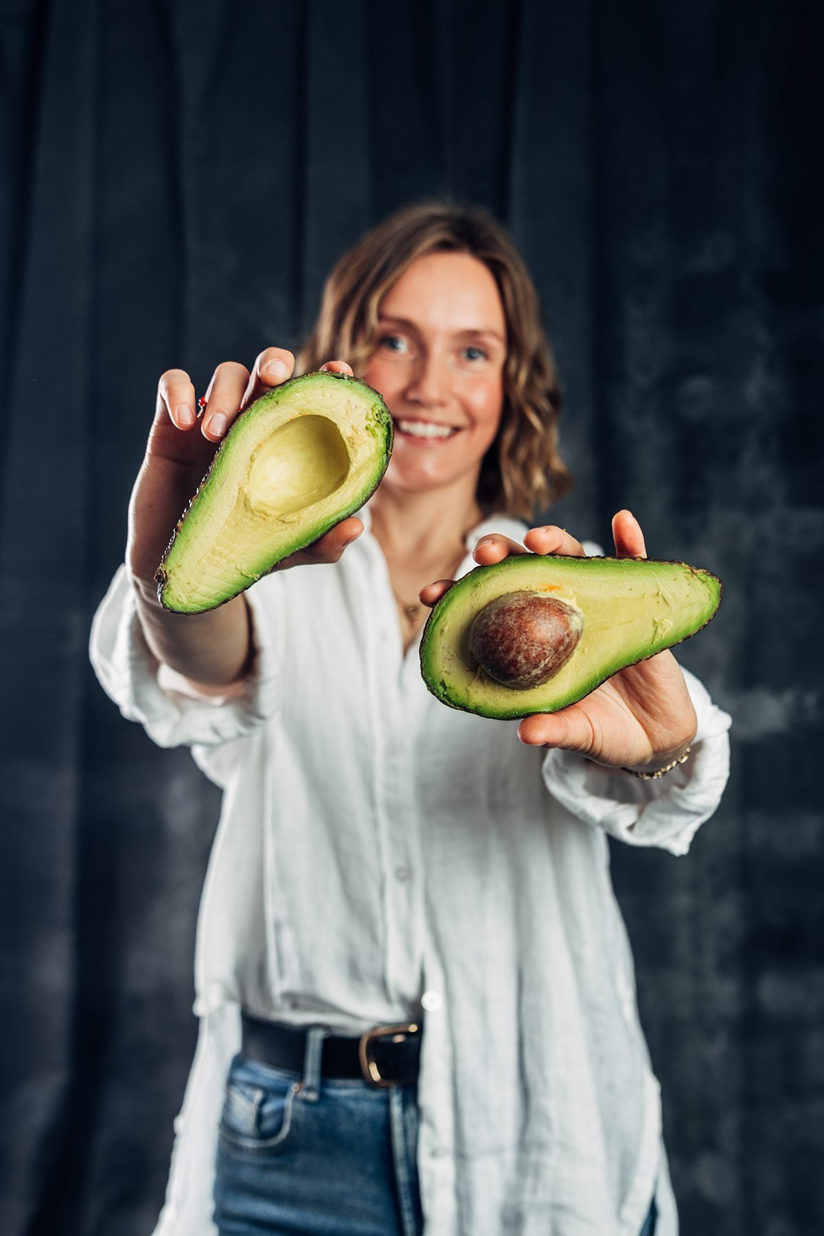 Vilma: mujer mostrando un aguacate abierto por la mitad