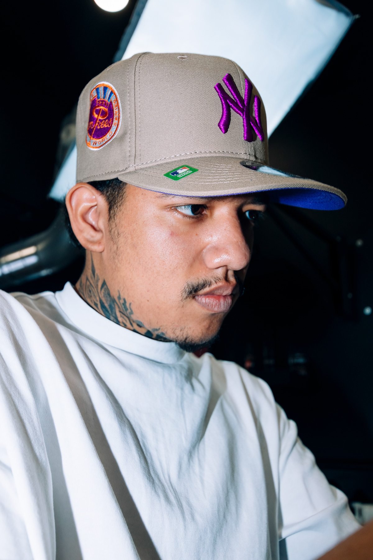 West Coast: hombre con gorra beige concentrado, en primer plano