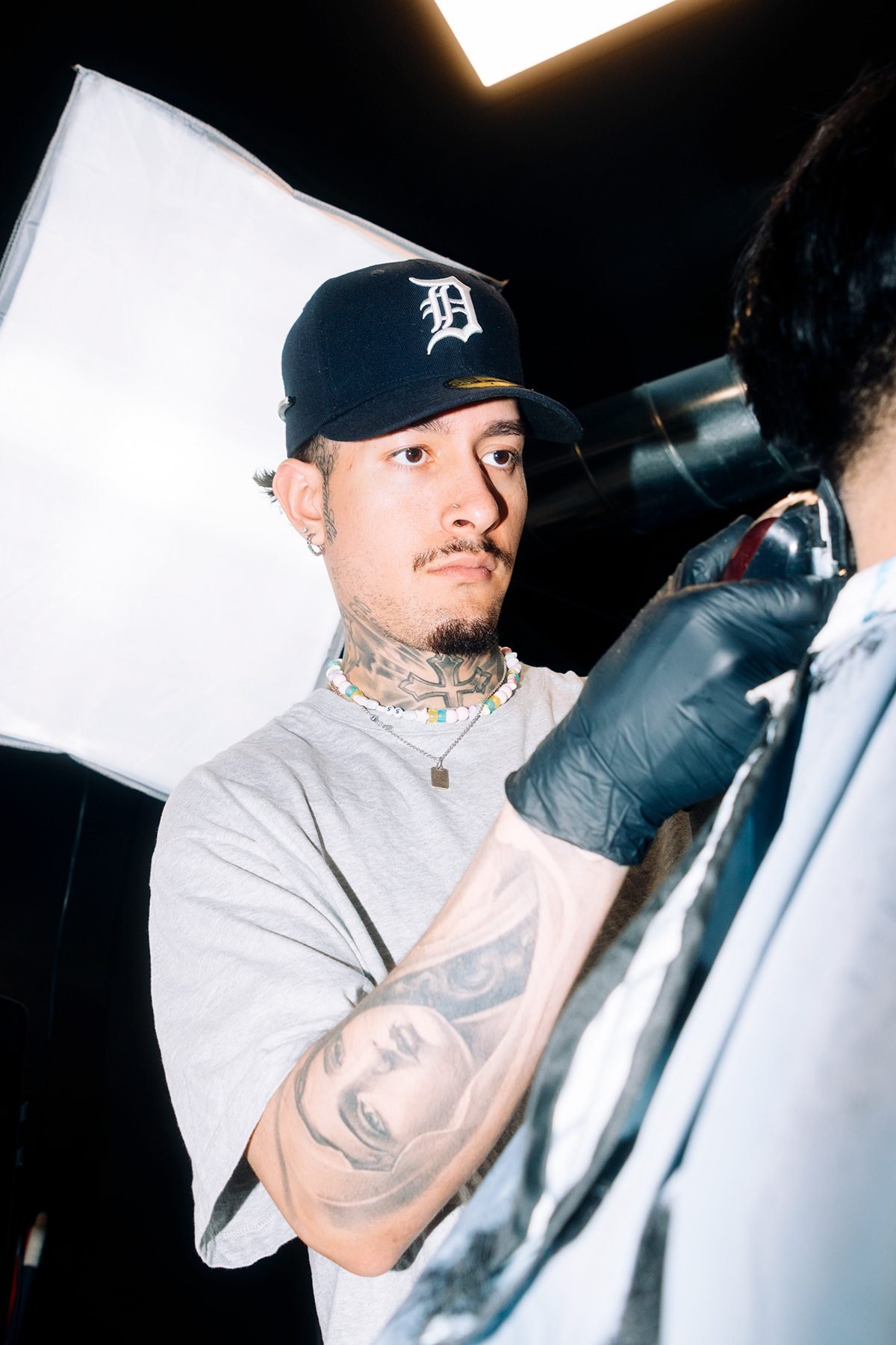 West Coast: barbero con gorra y guantes negros trabajando