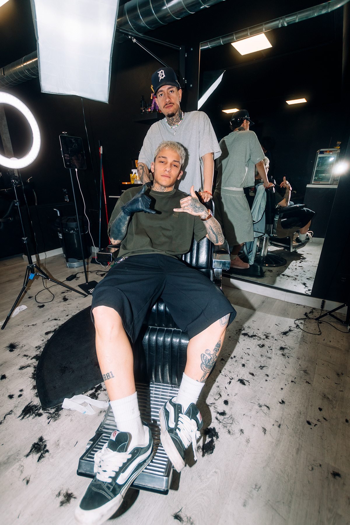 West Coast: cliente en el sillón de la barbería con pelo cortado en el suelo