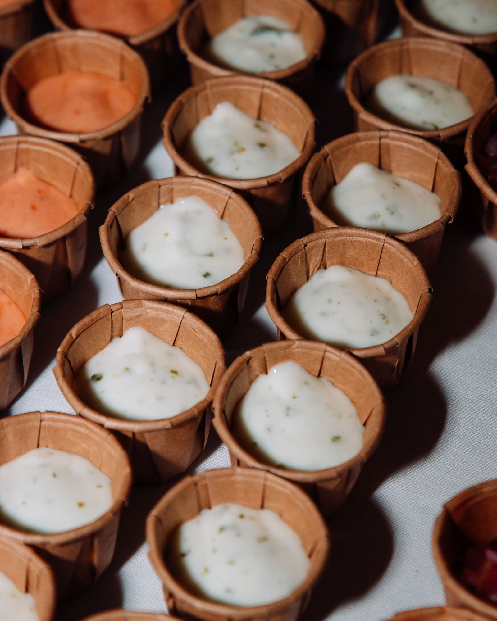 Cuencos de distintas salsas y preparaciones sobre la mesa.