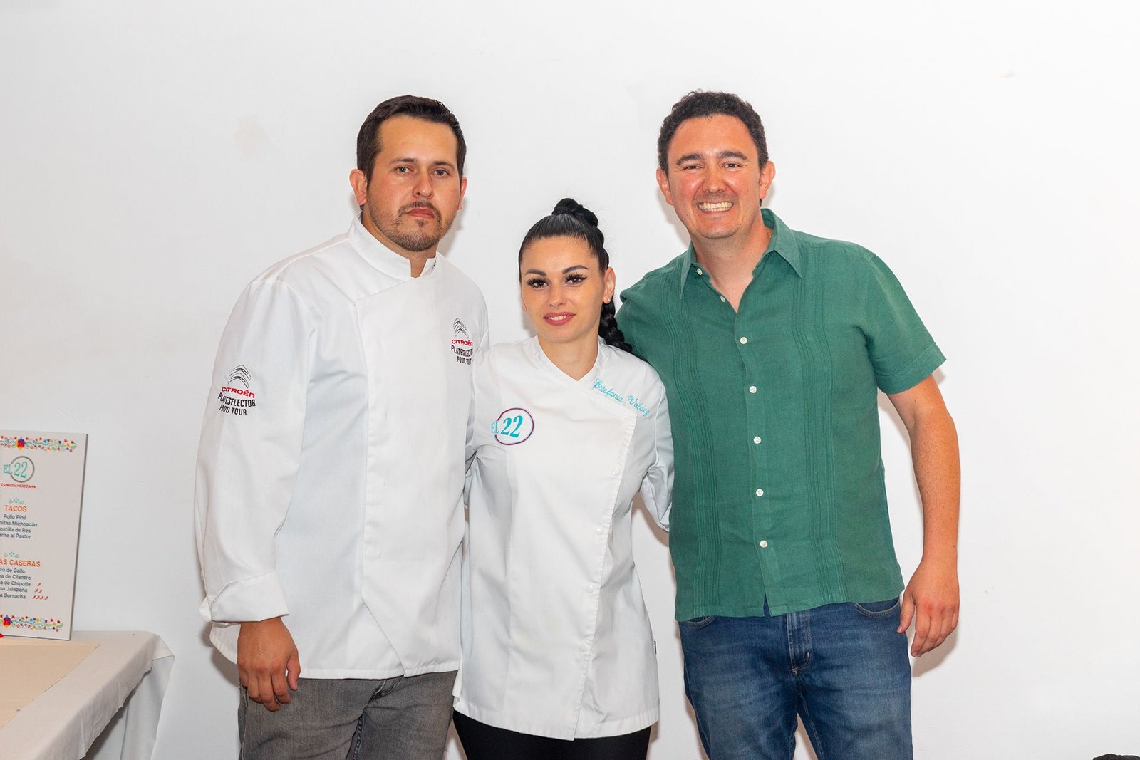 Tres profesionales posan con uniforme en el restaurante.