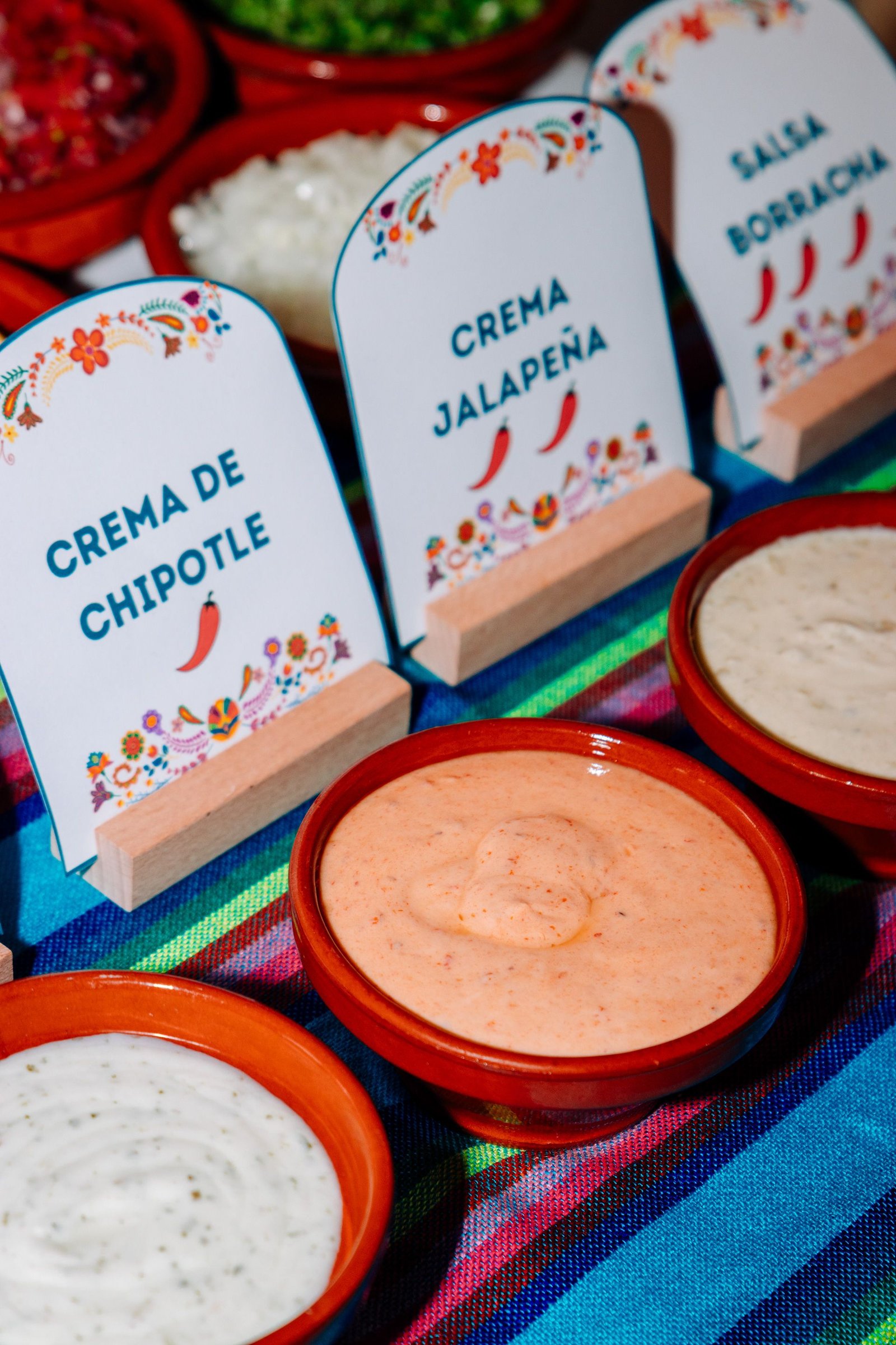 Composición de pequeños platos y cuencos sobre fondo de color.