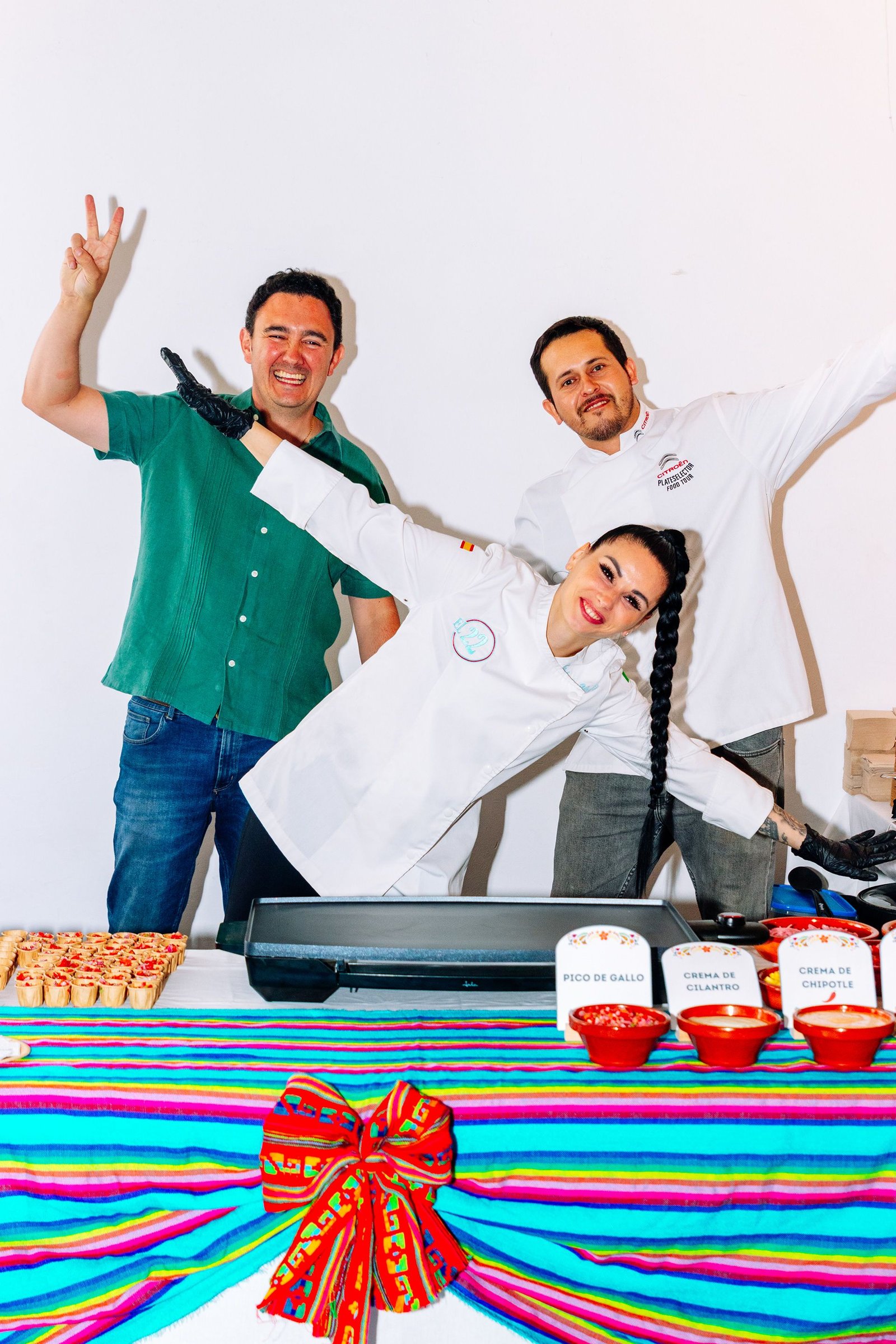 Composición gráfica con dos cocineros y una mesa de servicio.