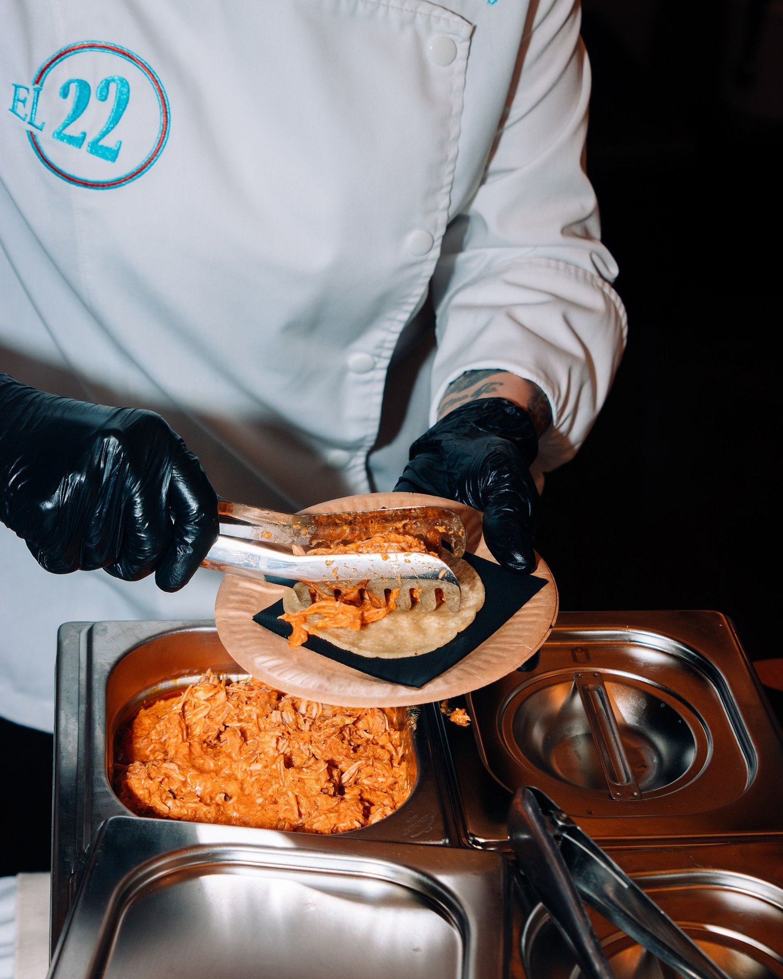Plato hondo con una preparación de color naranja.