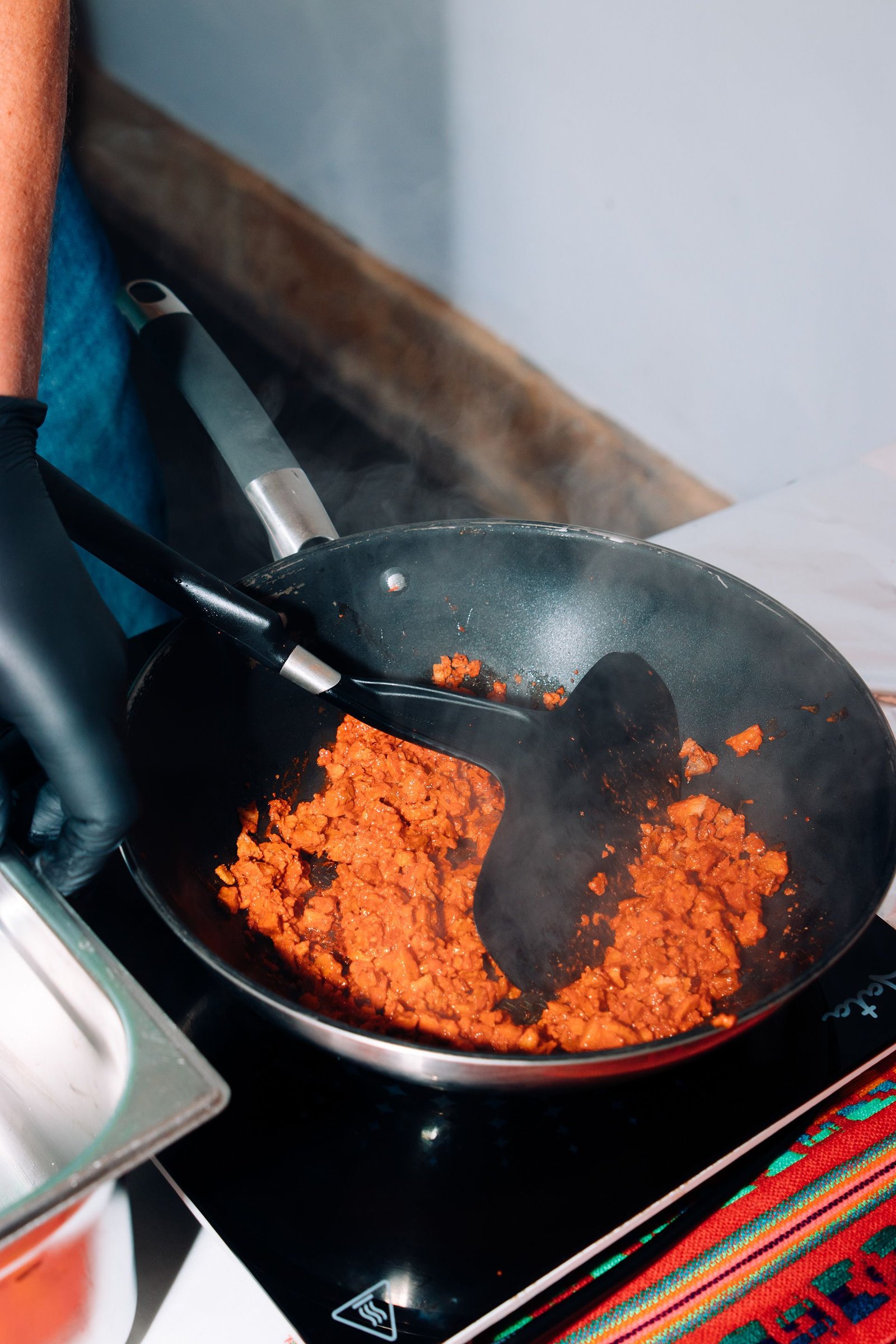 Cuencos con ingredientes y guarniciones vistos desde arriba.