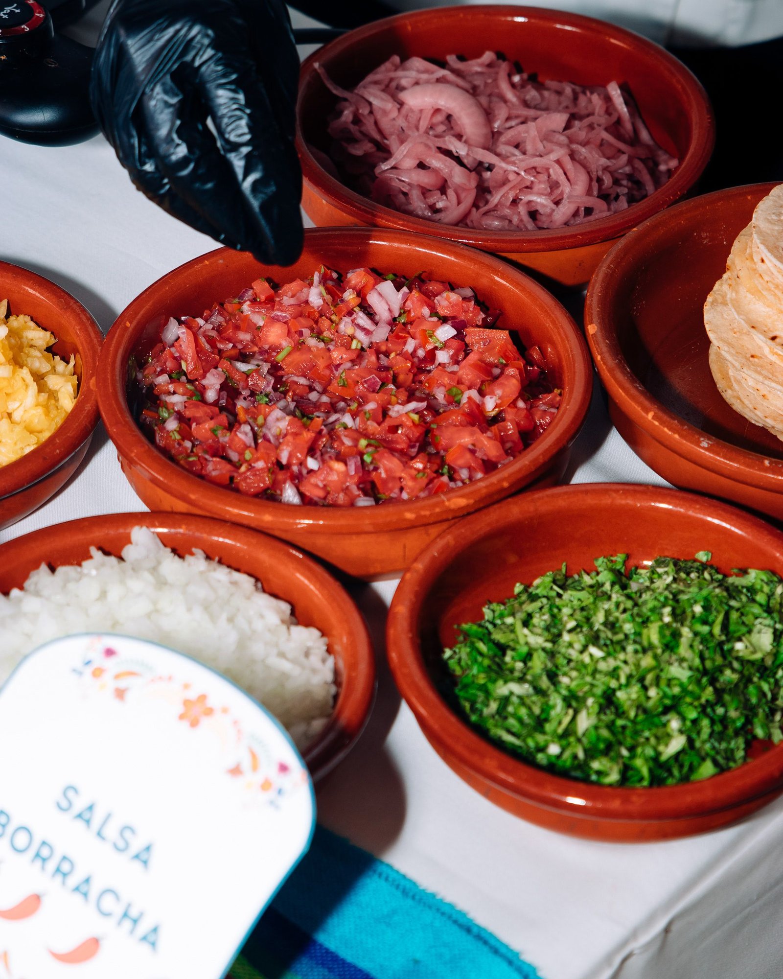 Mano presenta un pequeño plato con una guarnición.