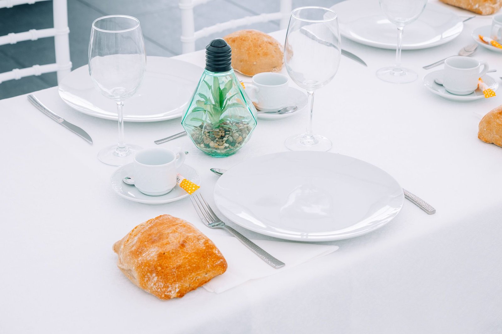Bollo de hojaldre presentado en un plato blanco.