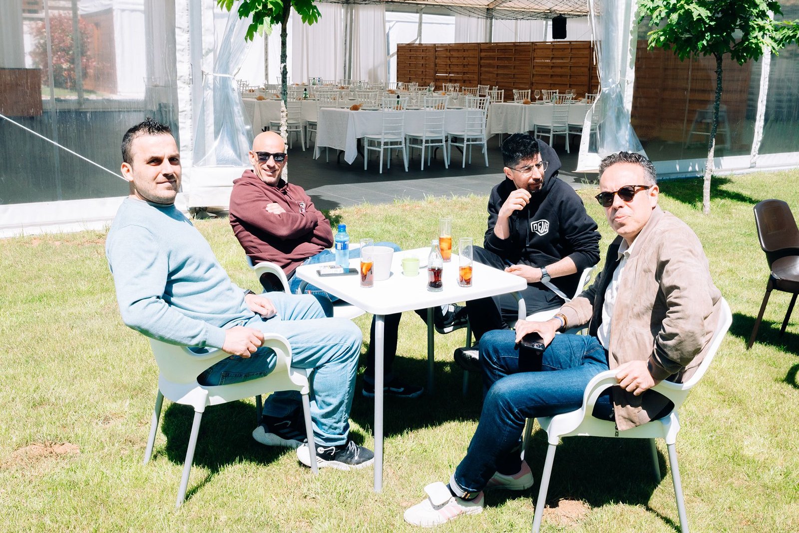 Comensales comparten una comida al aire libre.