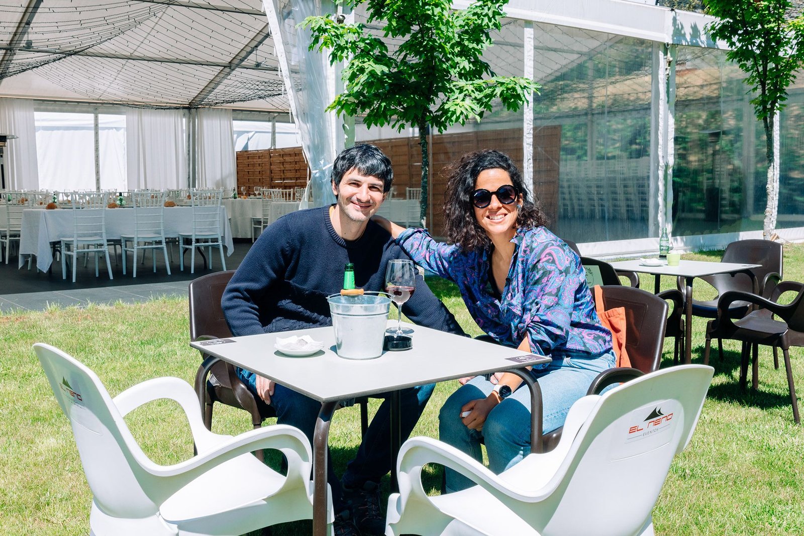 Comida al aire libre en una terraza ajardinada.