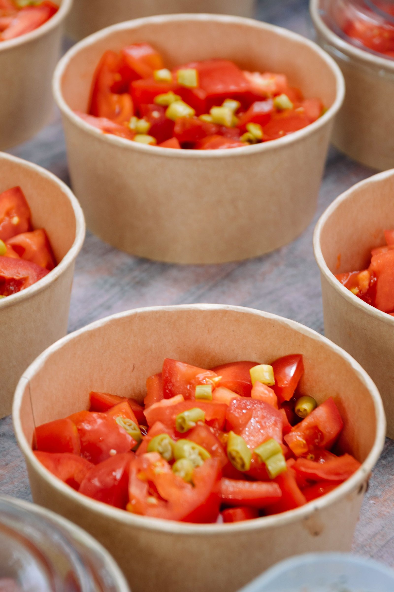 Tapa de tomate servida en un plato blanco.