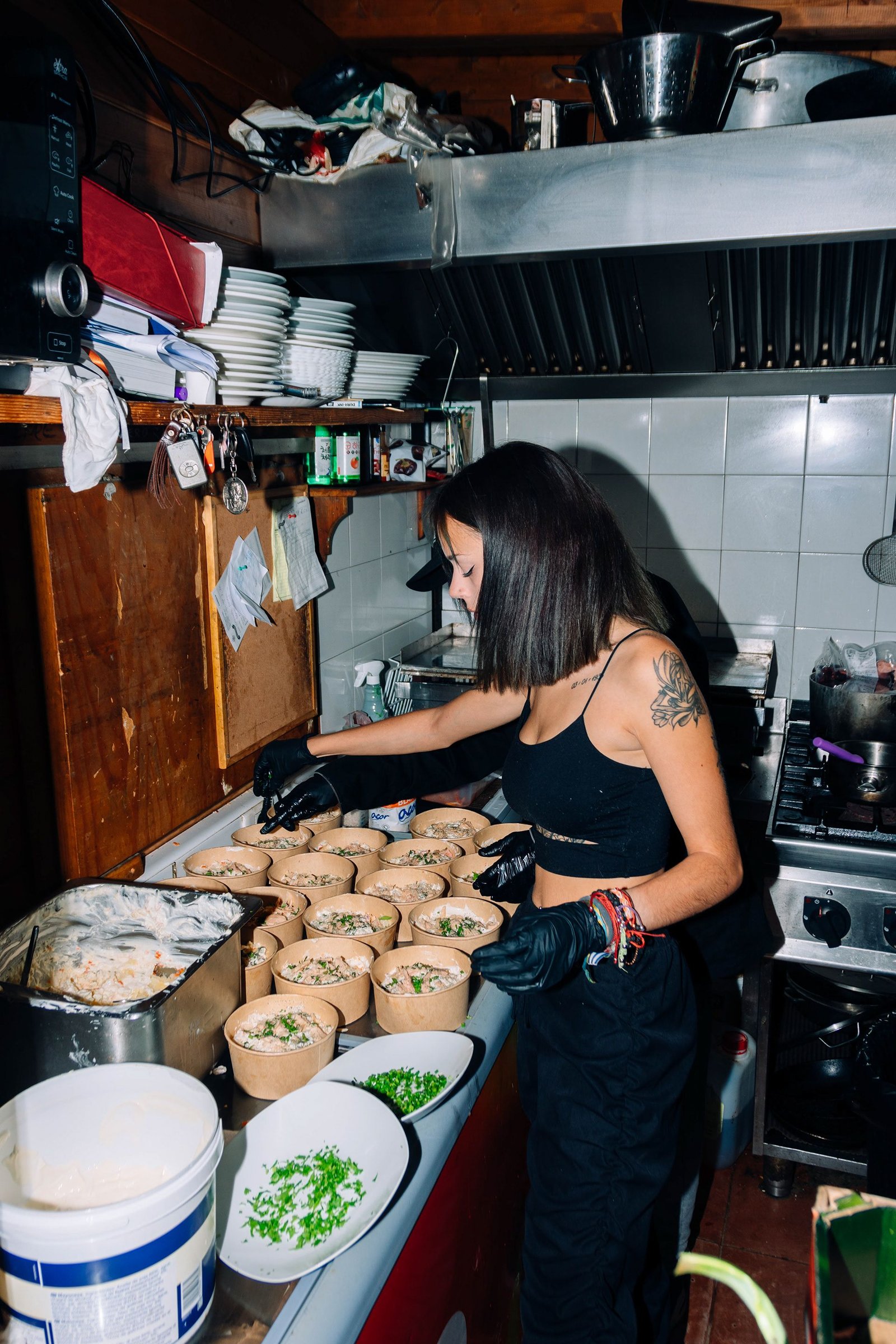 Equipo de cocina trabaja junto a los fogones.