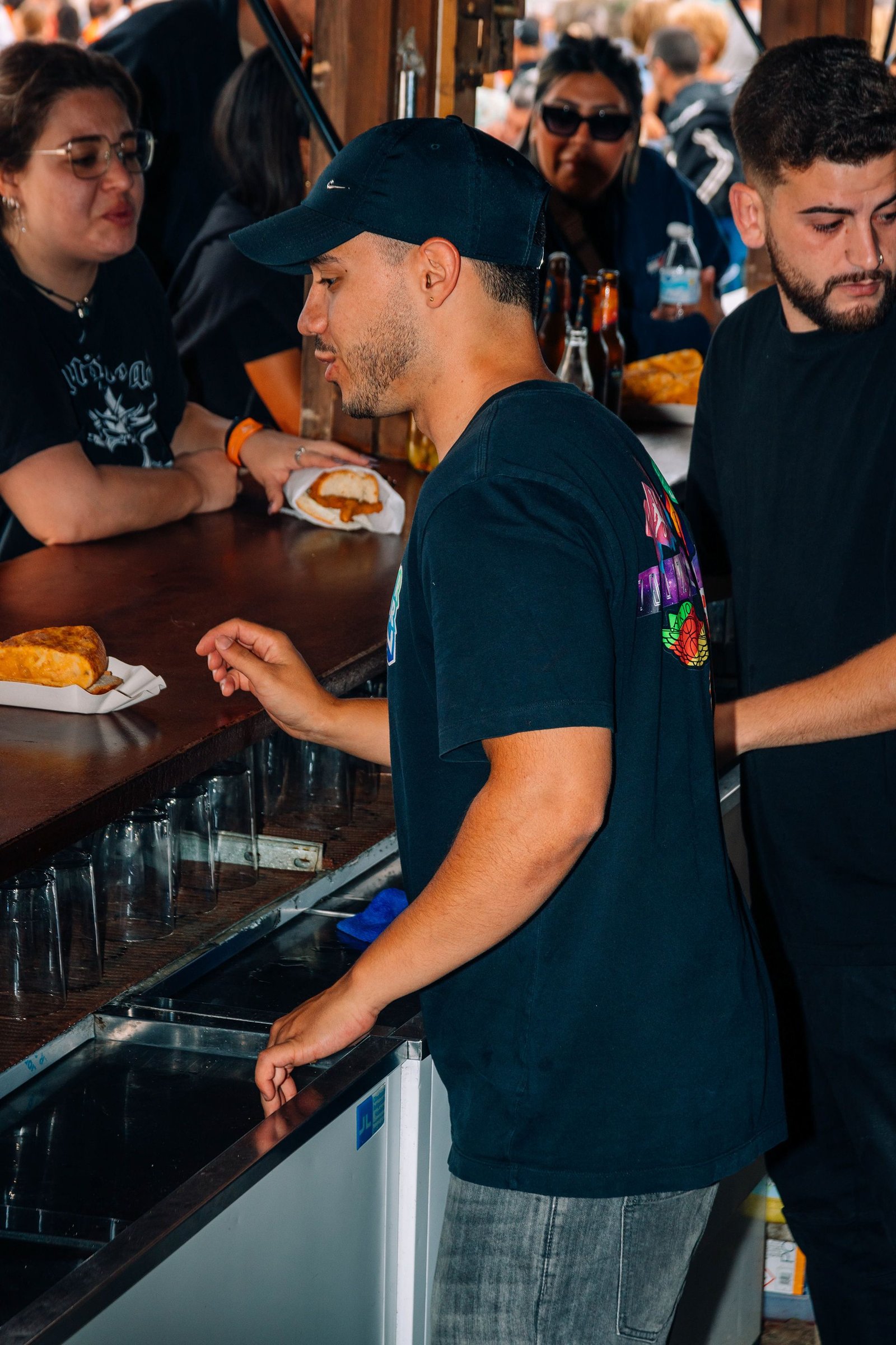 Dos cocineros trabajan detrás de la barra.