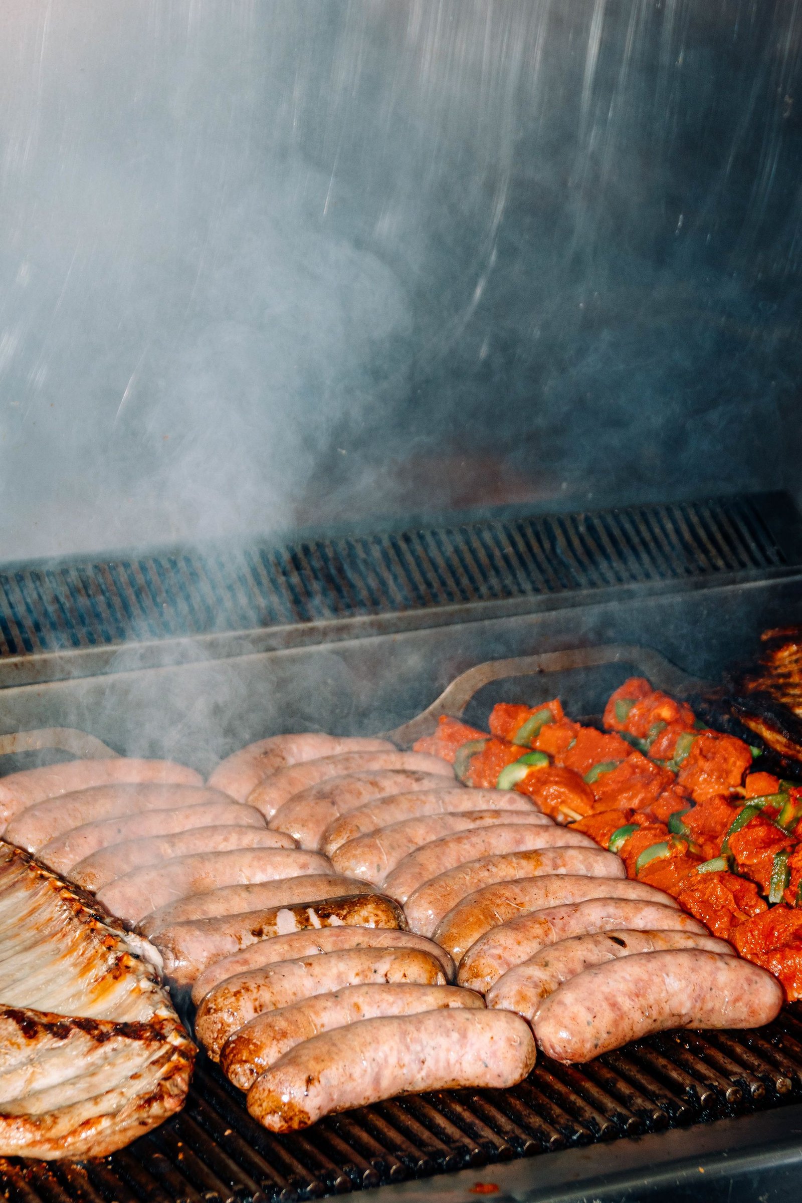 Pescados a la plancha sobre la parrilla.
