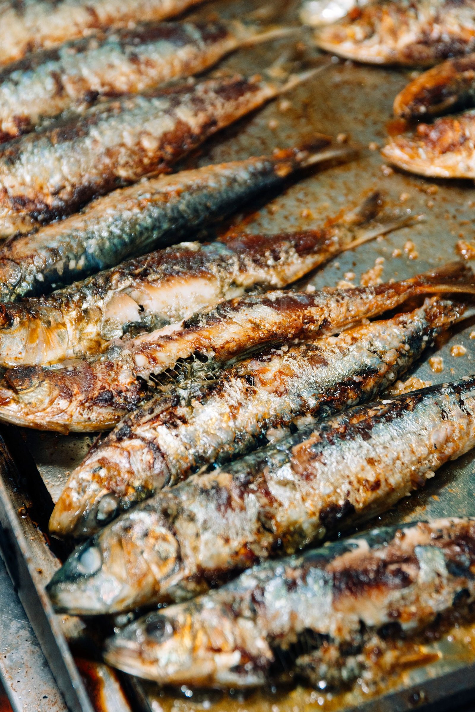 Piezas de pescado se cocinan sobre la parrilla.