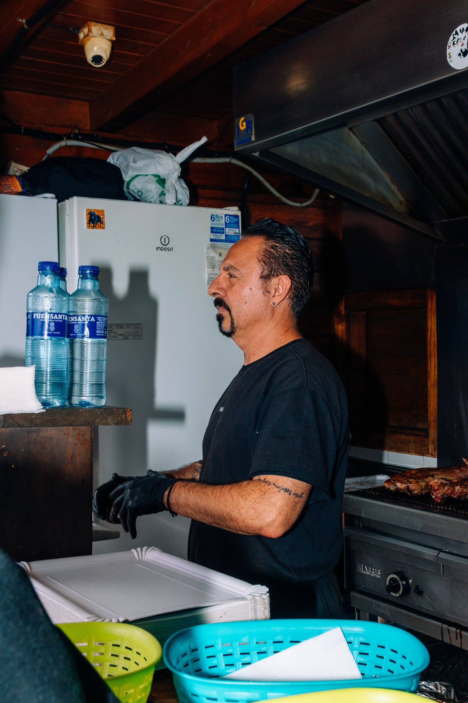 Personal atiende el servicio detrás de la barra.
