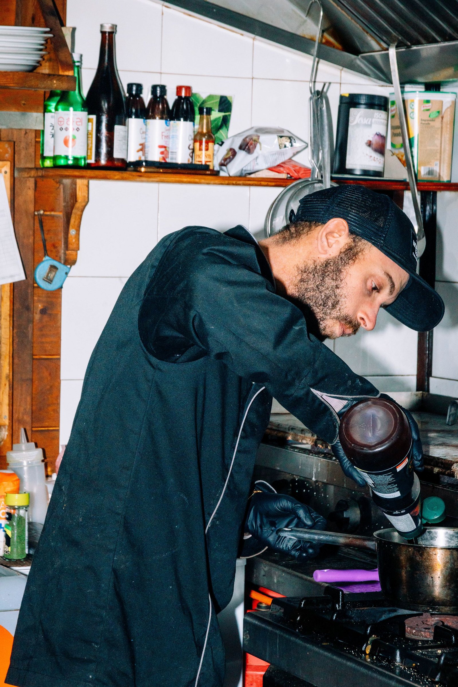 Cocinero trabaja en la cocina del restaurante.