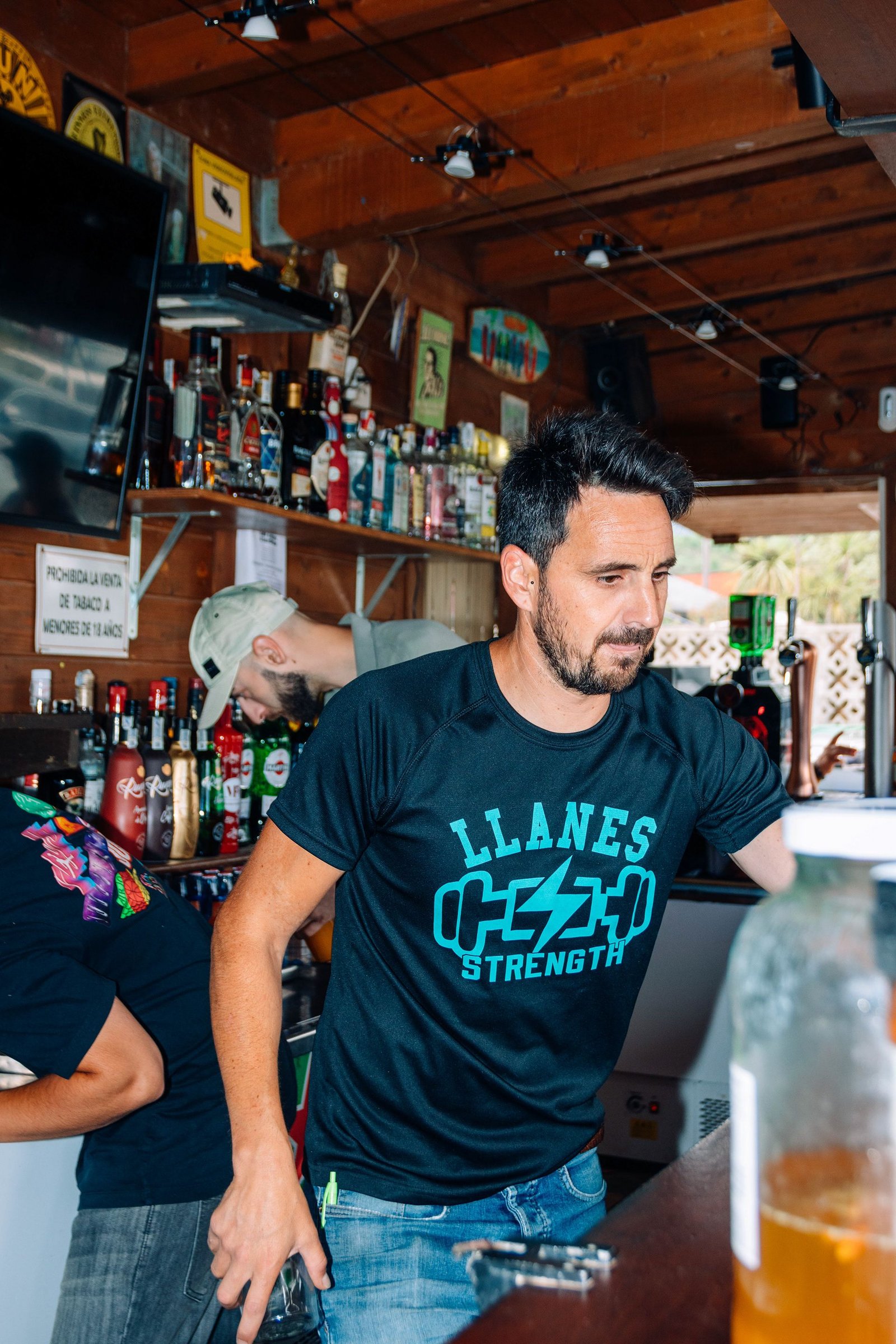 Barra de bebidas con camarero al fondo.