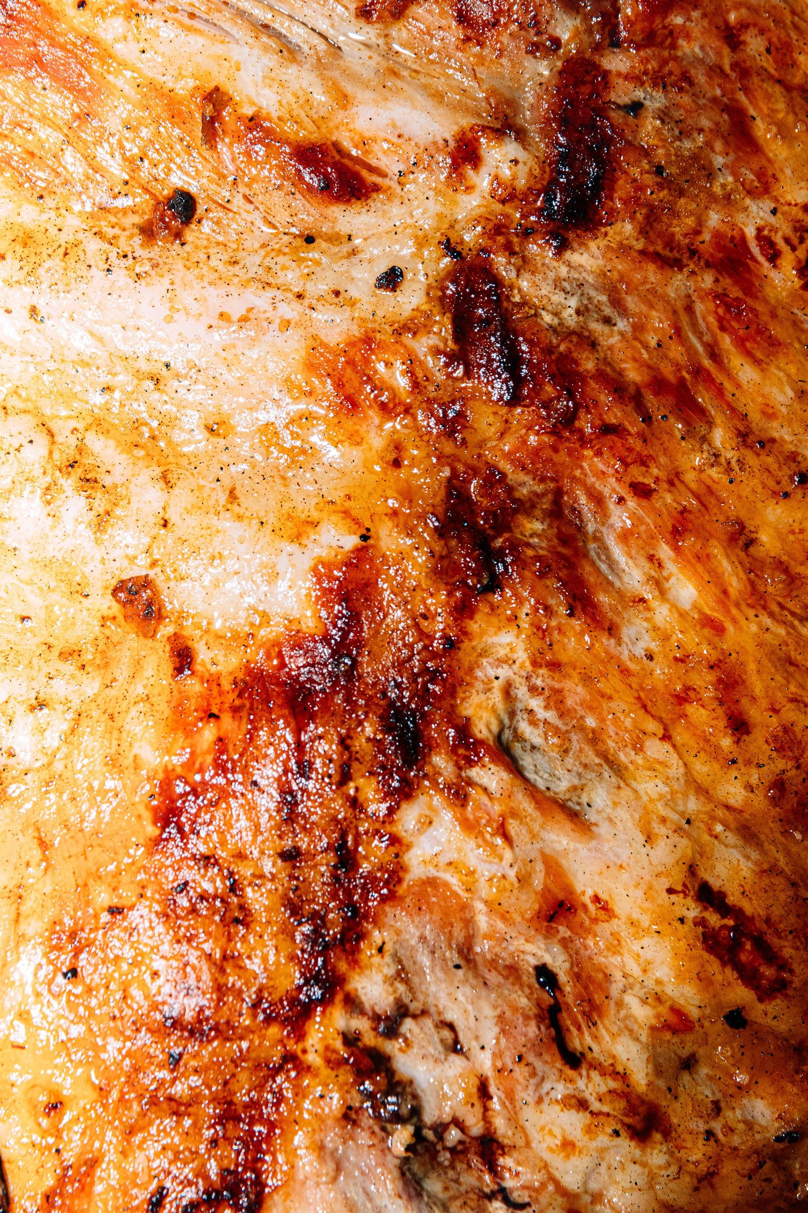 Detalle de una pieza de pan o fritura recién preparada.
