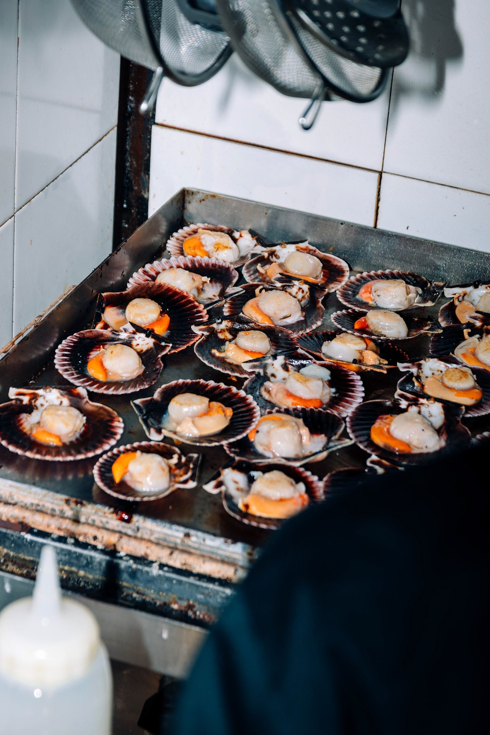 Cocinera trabaja junto a los fogones.
