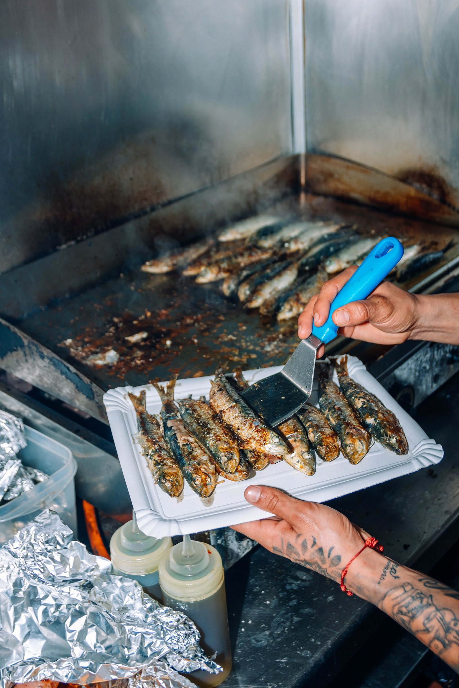 Pescado presentado en una fuente blanca.