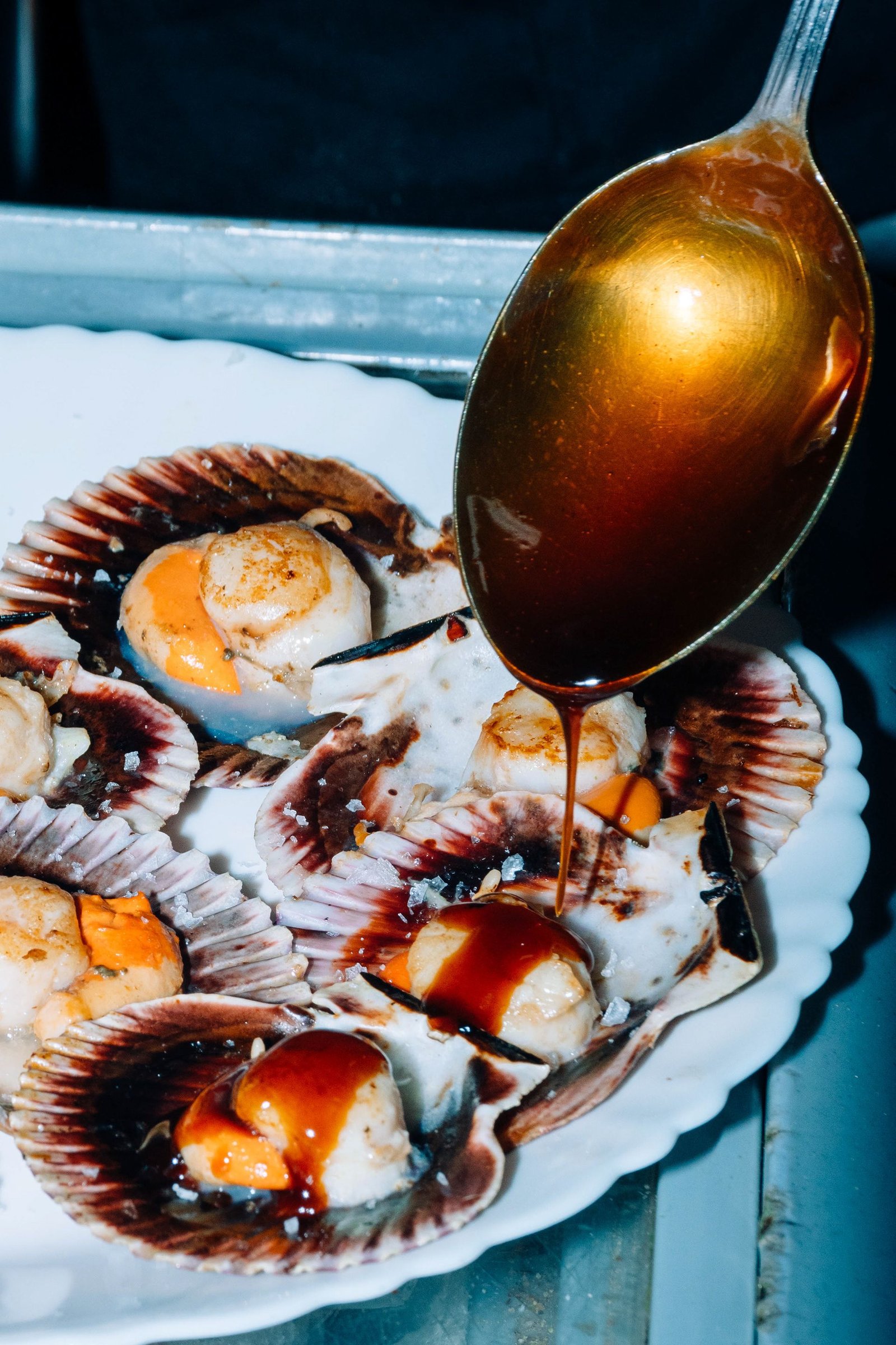 Selección de platos del mar servidos en una mesa.