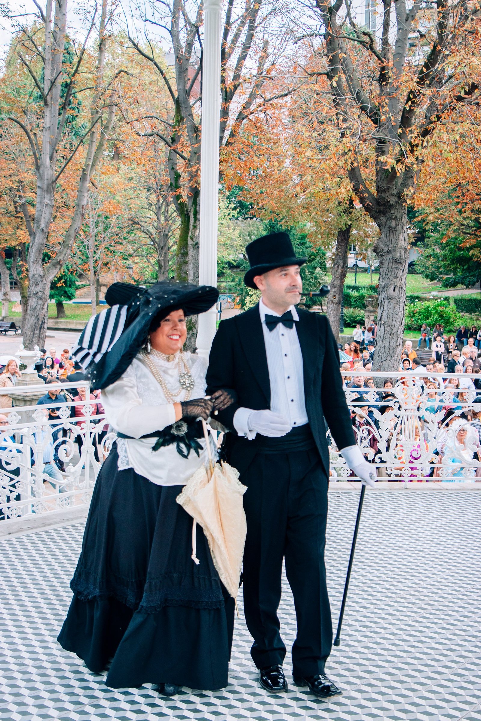 Participante con traje oscuro y sombrero durante la celebración.