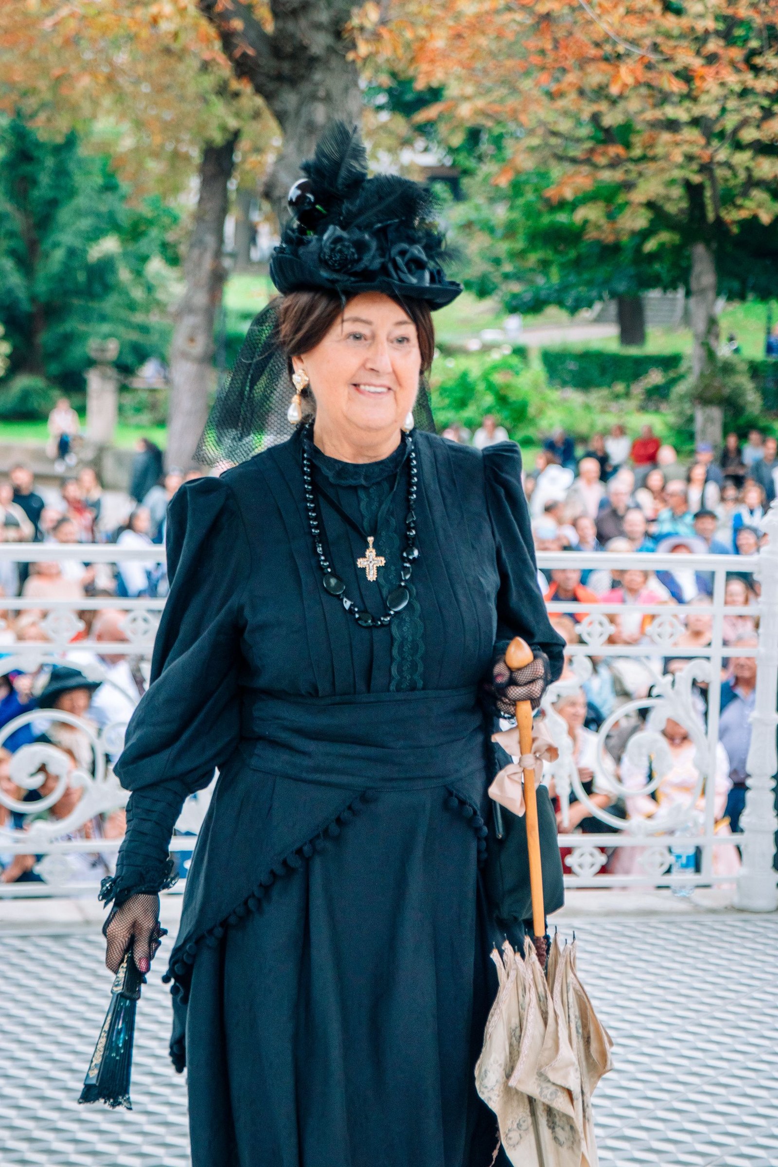 Retrato de mujer con vestido tradicional y sombrero.