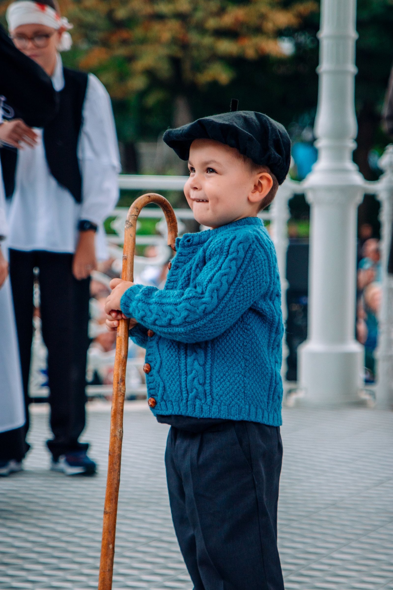 Niño con ropa de época participa en la celebración.