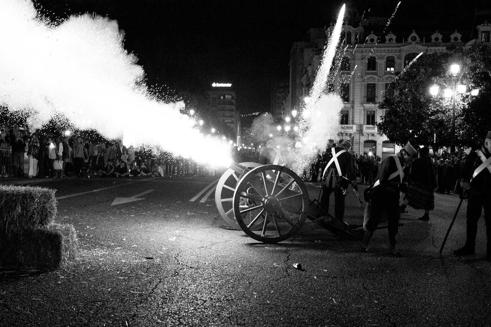Carroza tradicional avanza entre humo en una calle de Oviedo.