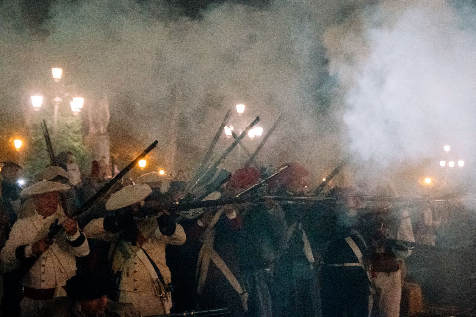 Público reunido en la calle durante la celebración.