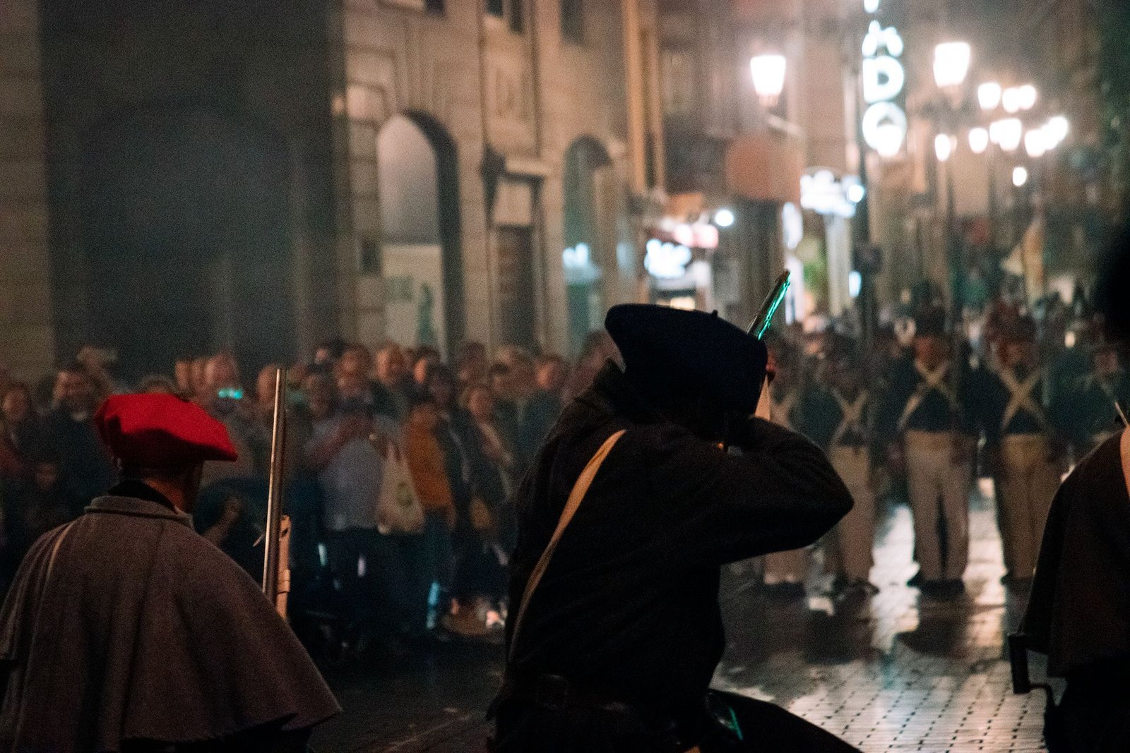 Fotógrafo cubre el desfile nocturno entre los asistentes.