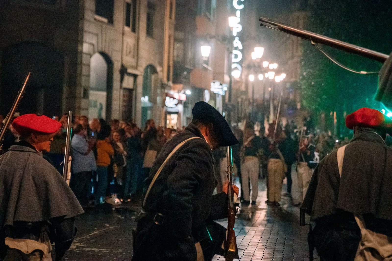 Asistentes y participantes se reúnen durante la Fiesta del Desarme.