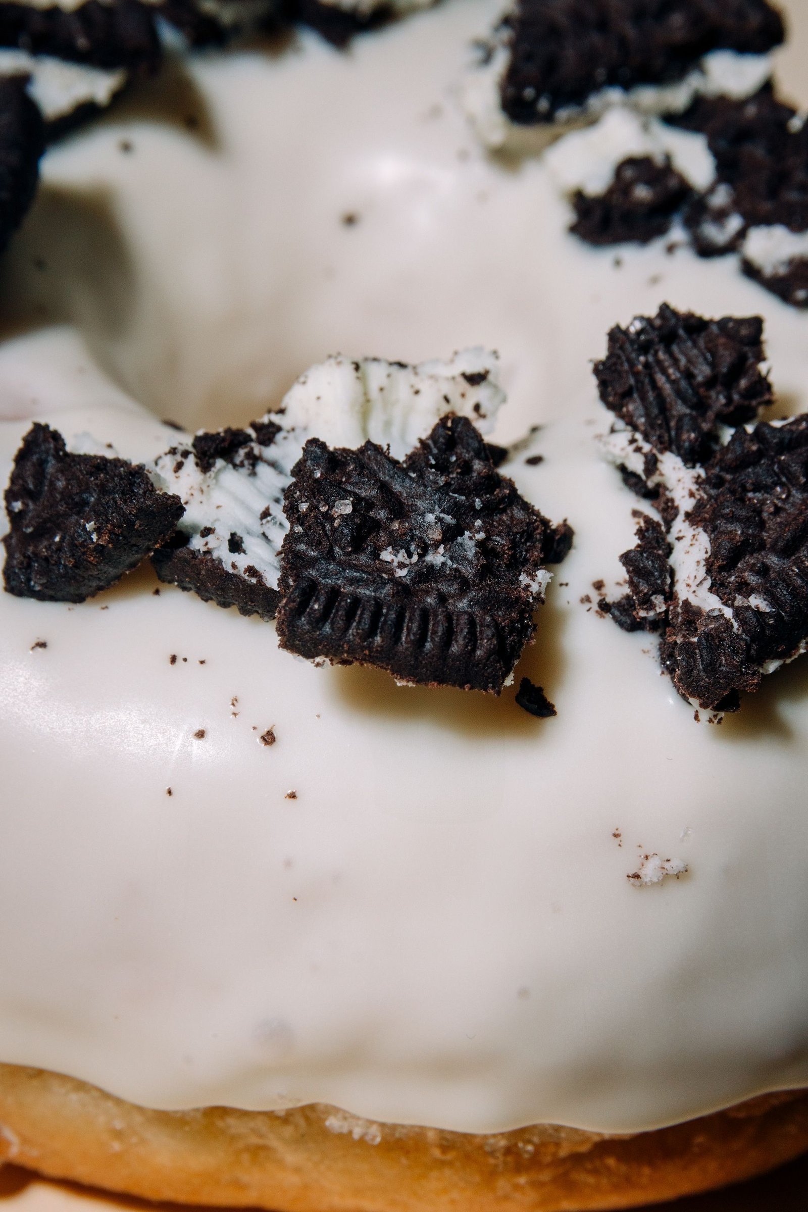 Detalle de un pastel con cobertura de crema.